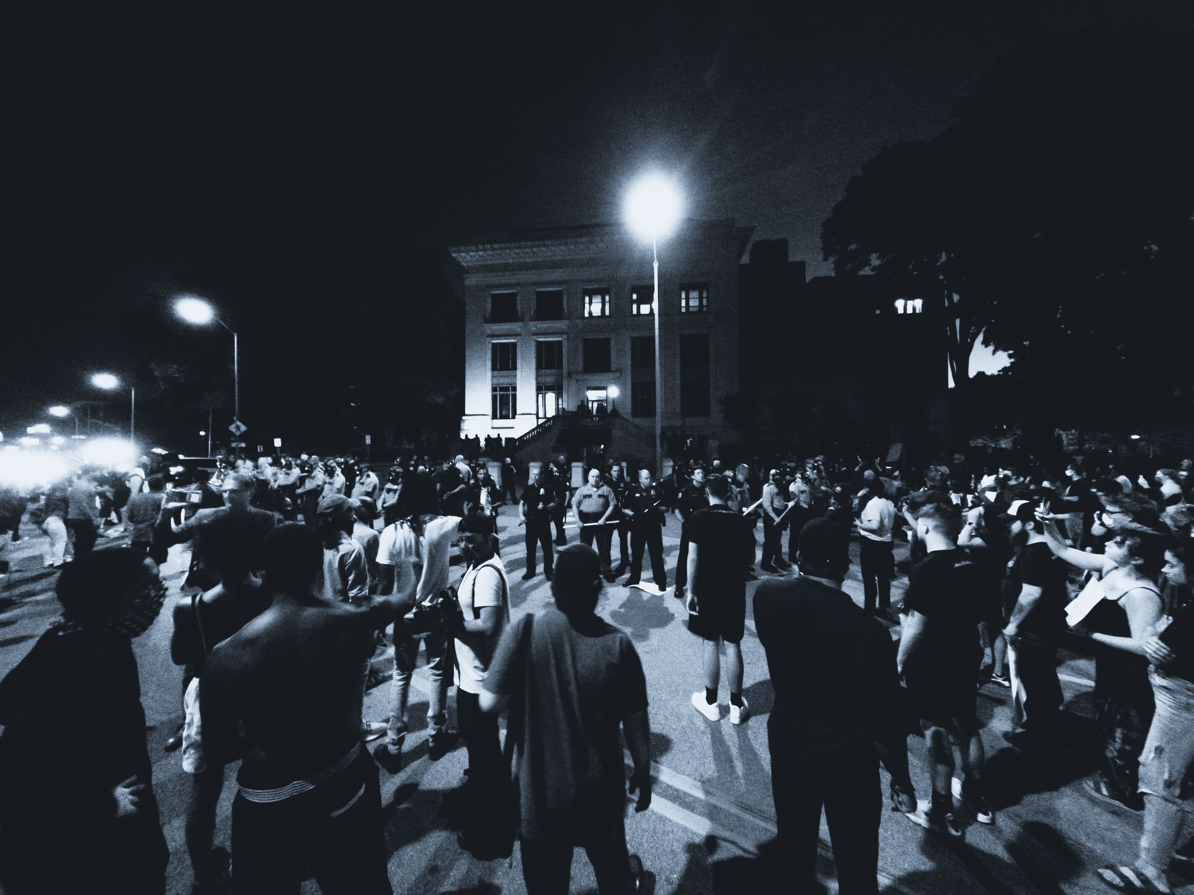 A Noite da Esplanada - Multidão em protesto noturno